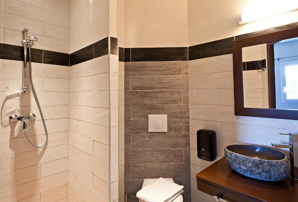 Le Ya'Tis Hotel Saint-Laurent-des-Arbres Kamer foto