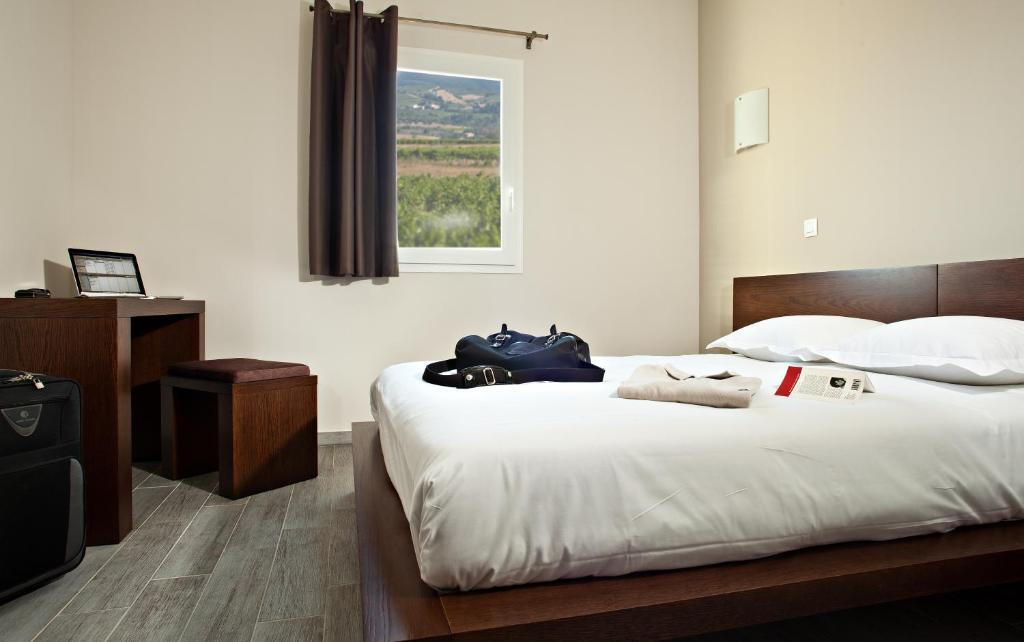 Le Ya'Tis Hotel Saint-Laurent-des-Arbres Kamer foto