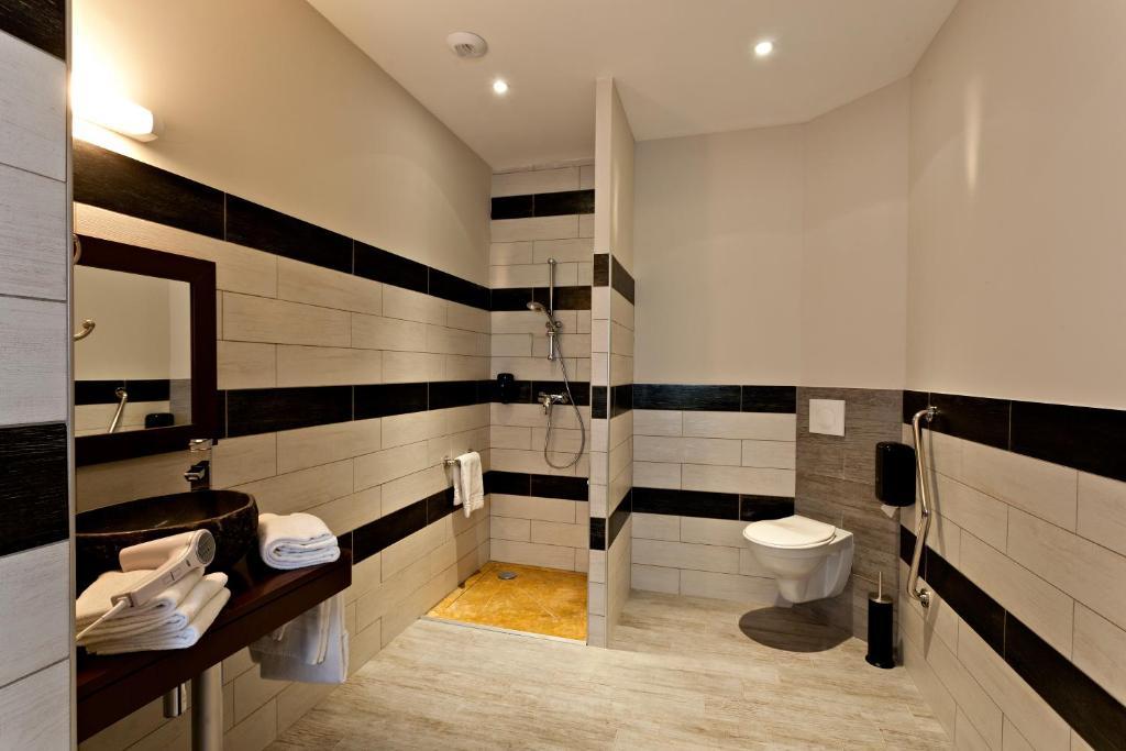 Le Ya'Tis Hotel Saint-Laurent-des-Arbres Buitenkant foto