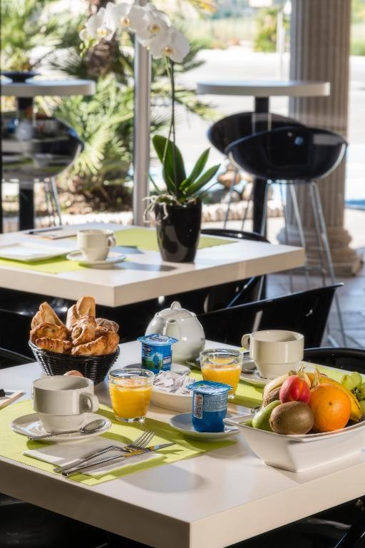 Le Ya'Tis Hotel Saint-Laurent-des-Arbres Buitenkant foto