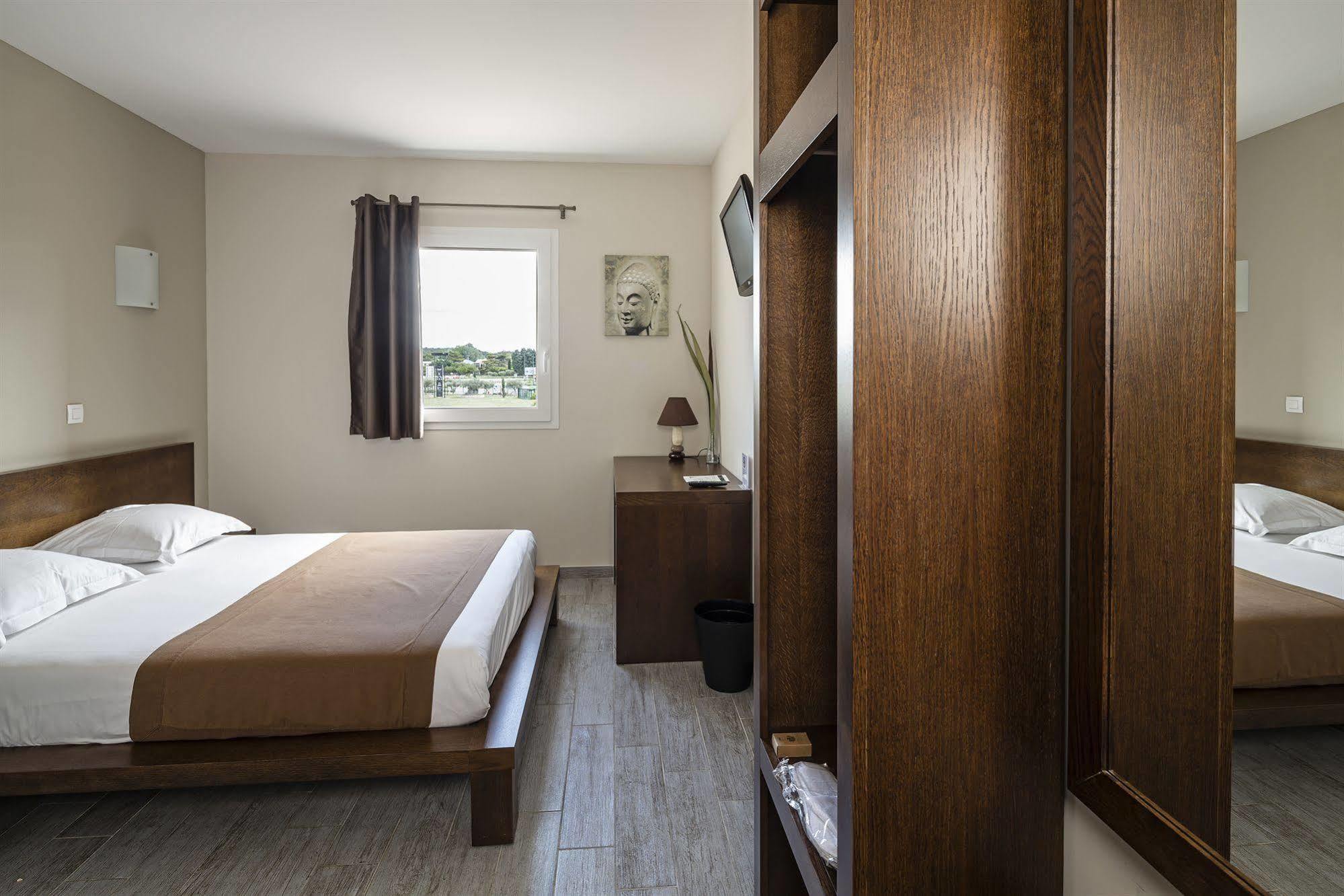 Le Ya'Tis Hotel Saint-Laurent-des-Arbres Buitenkant foto