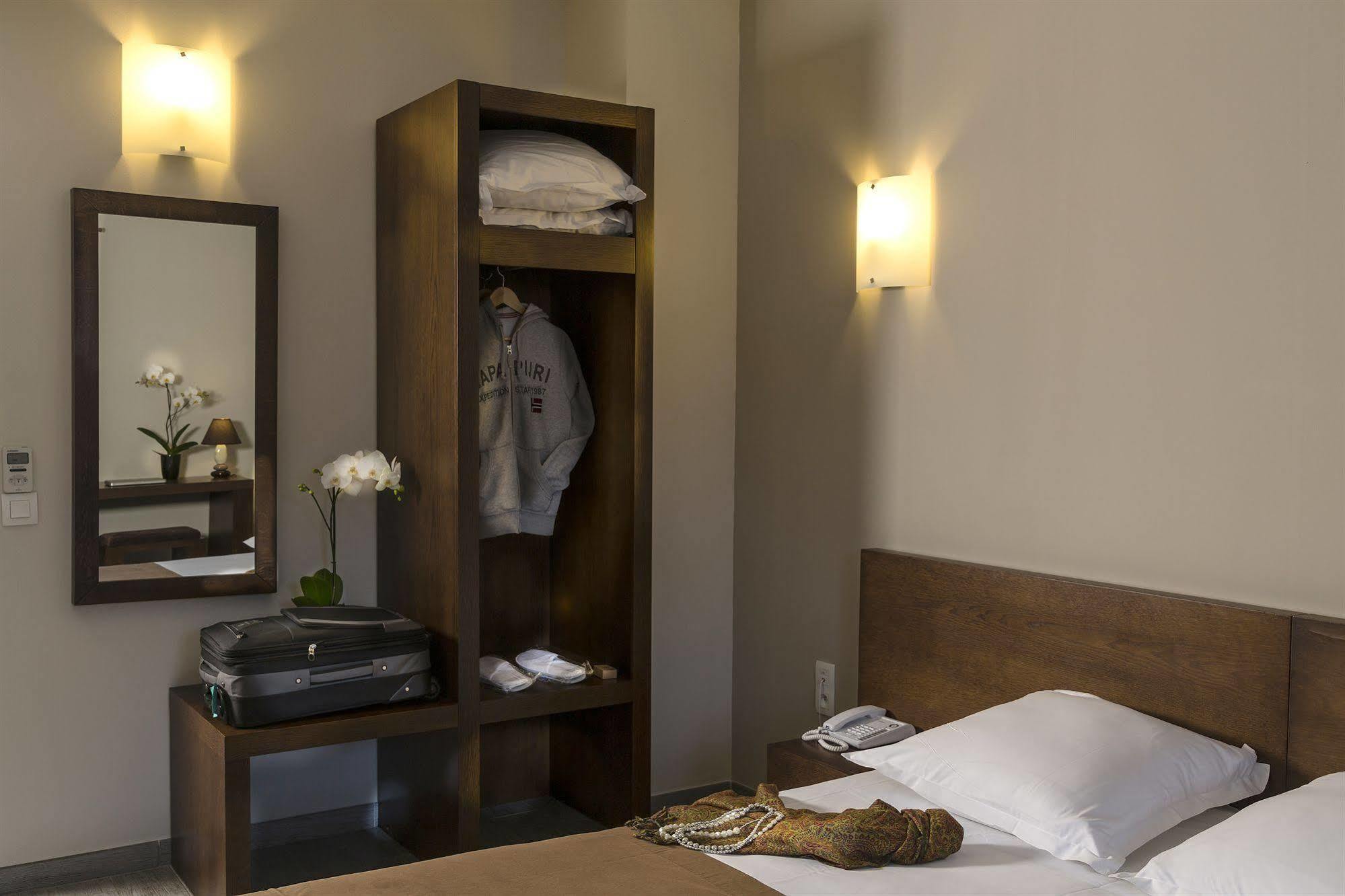 Le Ya'Tis Hotel Saint-Laurent-des-Arbres Buitenkant foto